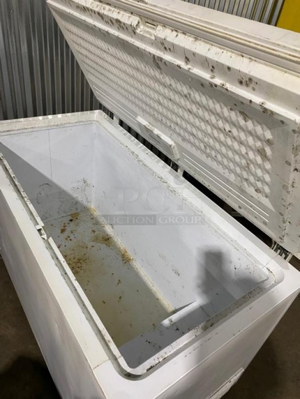 Commercial White Horizontal Chest Freezer! With Lift-Open Reach In Door! On Casters! - Image 5 of 8