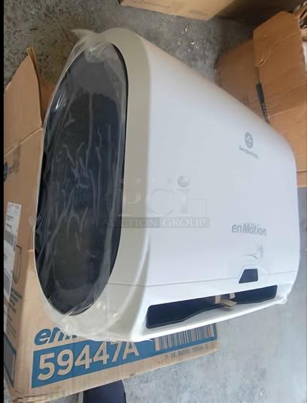 *NEW* IN BOX Georgia-Pacific Enmotion Automated Touchless PaperTowel Dispenser! - Image 2 of 3