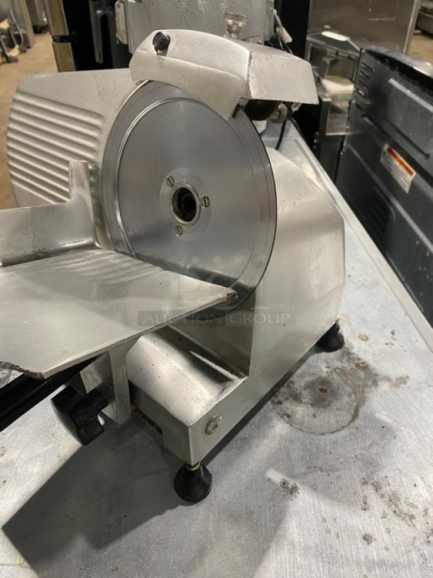 Globe Chefmate Series Commercial Electric Powered Countertop 9" Manual Gravity Feed Deli Meat Slicer! Model: GC9 SN: 911947! 115V 1 Phase! On Legs! - Image 4 of 6
