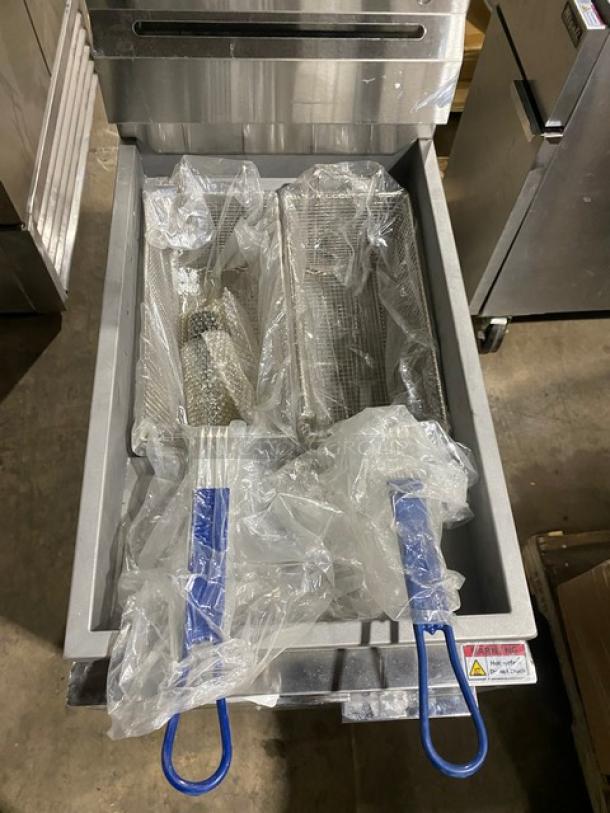 NEW! SCRATCH-N-DENT! Migali! 2022! Late Model! Commercial Stainless Steel Natural Gas Powered 50 Lb. Deep Fat Fryer! With Back Splash & Basket Hanger! With New Frying Baskets! Model: C-F50-NG SN: C-F50-NGUSB100322081000920023! - Image 6 of 13