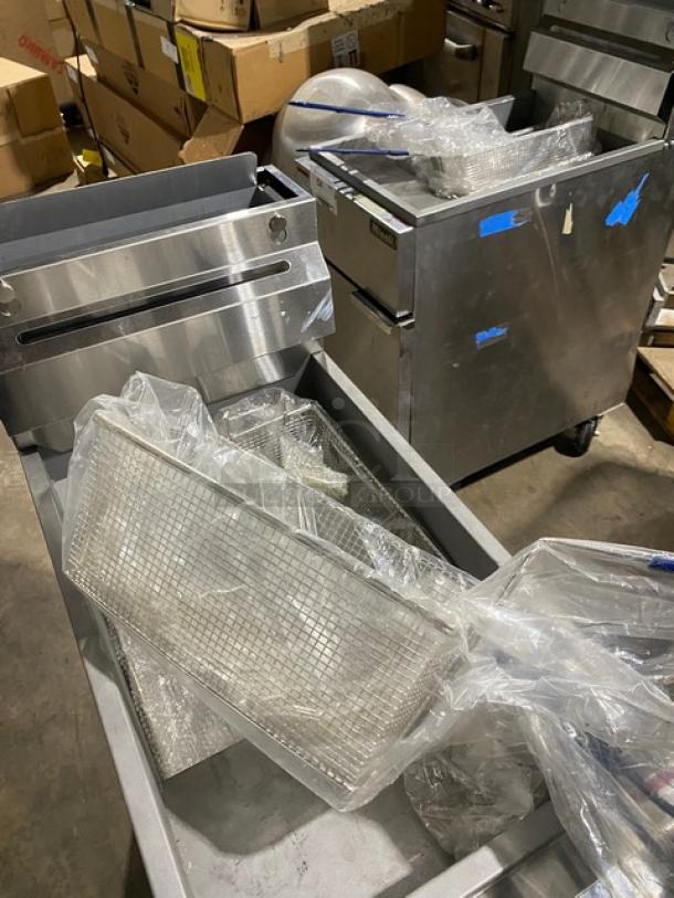 NEW! SCRATCH-N-DENT! Migali! 2022! Late Model! Commercial Stainless Steel Natural Gas Powered 50 Lb. Deep Fat Fryer! With Back Splash & Basket Hanger! With New Frying Baskets! Model: C-F50-NG SN: C-F50-NGUSB100322081000920023! - Image 8 of 13