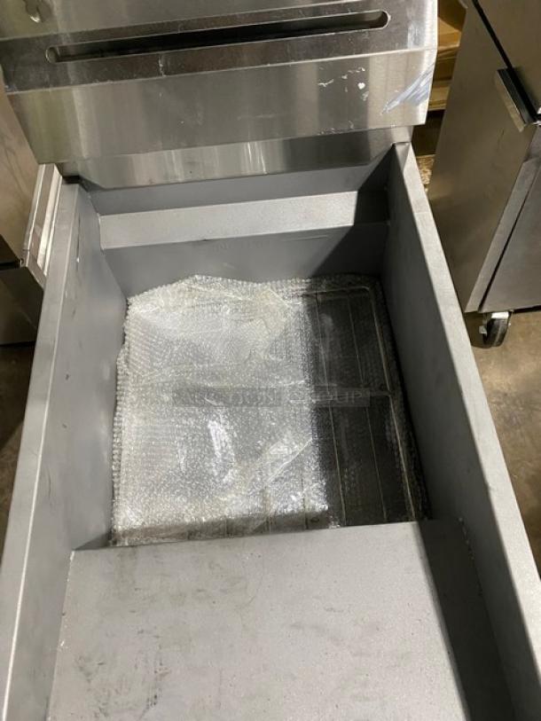 NEW! SCRATCH-N-DENT! Migali! 2022! Late Model! Commercial Stainless Steel Natural Gas Powered 50 Lb. Deep Fat Fryer! With Back Splash & Basket Hanger! With New Frying Baskets! Model: C-F50-NG SN: C-F50-NGUSB100322081000920023! - Image 9 of 13