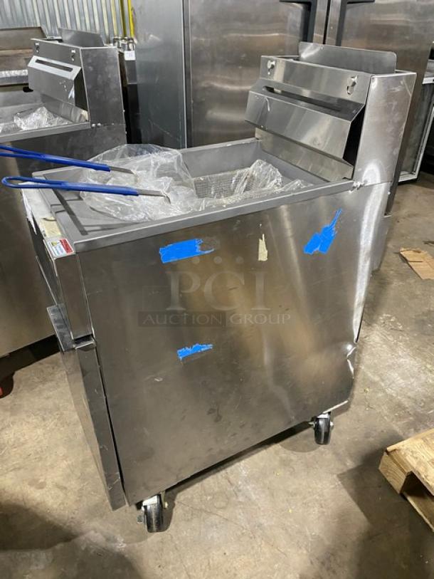 NEW! SCRATCH-N-DENT! Migali! 2017! Late Model! Commercial Stainless Steel Natural Gas Powered 50 Lb. Deep Fat Fryer! With Back Splash & Basket Hanger! With New Frying Baskets! Model: C-F50-NG SN: C-F50-NGUSB100317070700920043! - Image 3 of 11