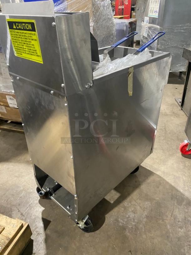 NEW! SCRATCH-N-DENT! Migali! 2017! Late Model! Commercial Stainless Steel Natural Gas Powered 50 Lb. Deep Fat Fryer! With Back Splash & Basket Hanger! With New Frying Baskets! Model: C-F50-NG SN: C-F50-NGUSB100317070700920043! - Image 5 of 11