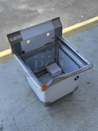 BRAND NEW! SCRATCH AND DENT! Steelton - One Compartment Commercial Sink without Drainboard - 15" x 15" x 12" Bowl.