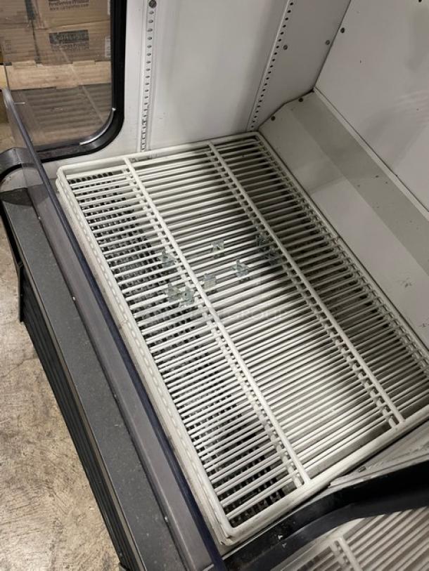 True Commercial Black Vertical Air-Curtain Refrigerated Open Grab-N-Go Merchandiser Display Case! Model: TAC-14GS SN:5175185! 115V 1 Phase! On Legs! - Image 5 of 7