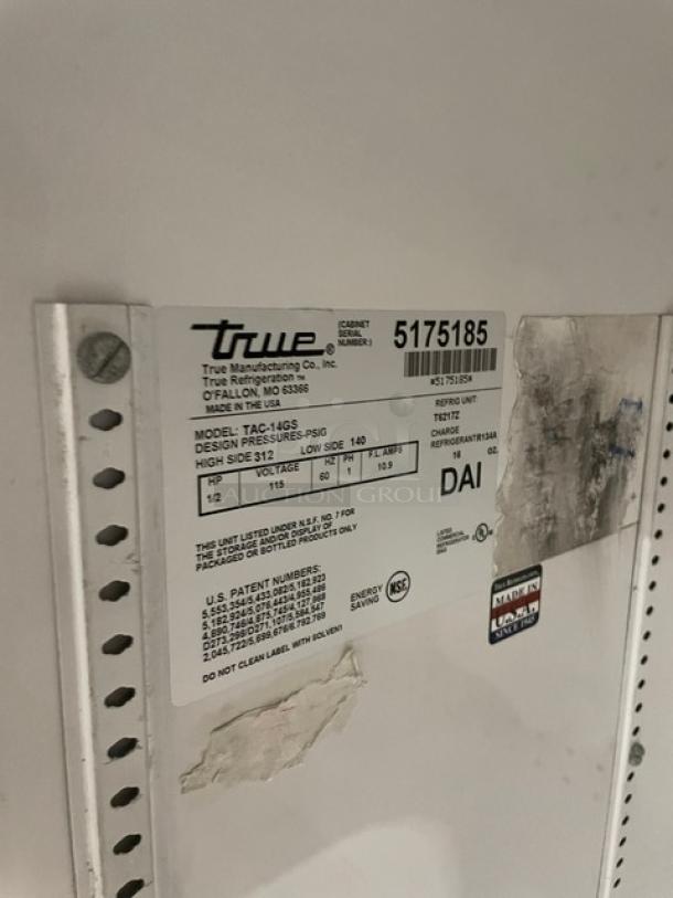 True Commercial Black Vertical Air-Curtain Refrigerated Open Grab-N-Go Merchandiser Display Case! Model: TAC-14GS SN:5175185! 115V 1 Phase! On Legs! - Image 6 of 7