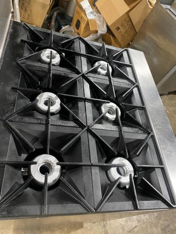 Vulcan Commercial Stainless Steel Natural Gas Powered 6 Burner Range/Oven Combo! With Back Splash! With Wired Oven Rack! On Casters! - Image 5 of 9