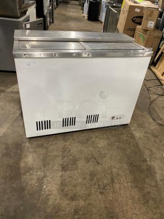 Summit Commercial White Manual Defrost Back Bar Chest Cooler! With Double Stainless Steel Sliding Lids! Model: SCFR100MAN SN: 2017-03-1083! 120V! On Legs!