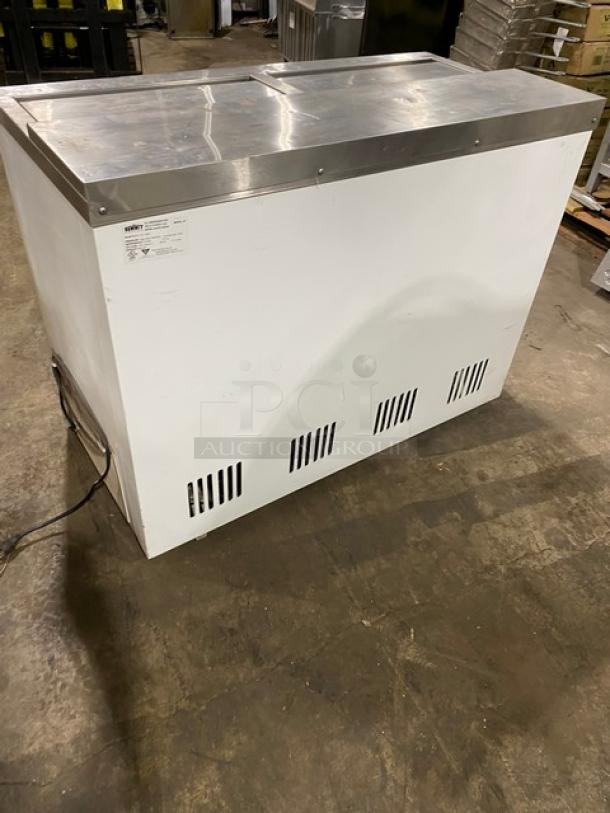 Summit Commercial White Manual Defrost Back Bar Chest Cooler! With Double Stainless Steel Sliding Lids! Model: SCFR100MAN SN: 2017-03-1083! 120V! On Legs! - Image 4 of 8
