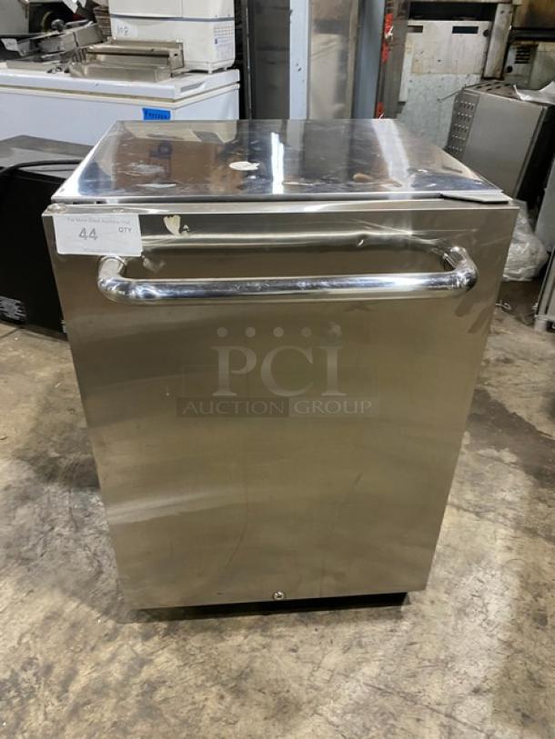 Ice Jungle Commercial Stainless Steel Single Door 24" Outdoor Refrigerator! With Poly Coated Wire Rack! Model: C150-SD! 115V! - Image 1 of 7