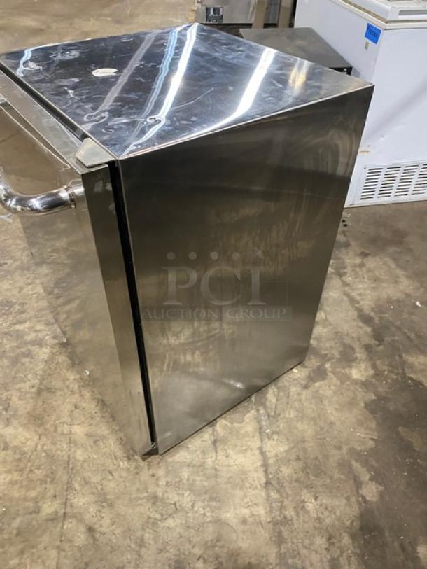 Ice Jungle Commercial Stainless Steel Single Door 24" Outdoor Refrigerator! With Poly Coated Wire Rack! Model: C150-SD! 115V! - Image 4 of 7