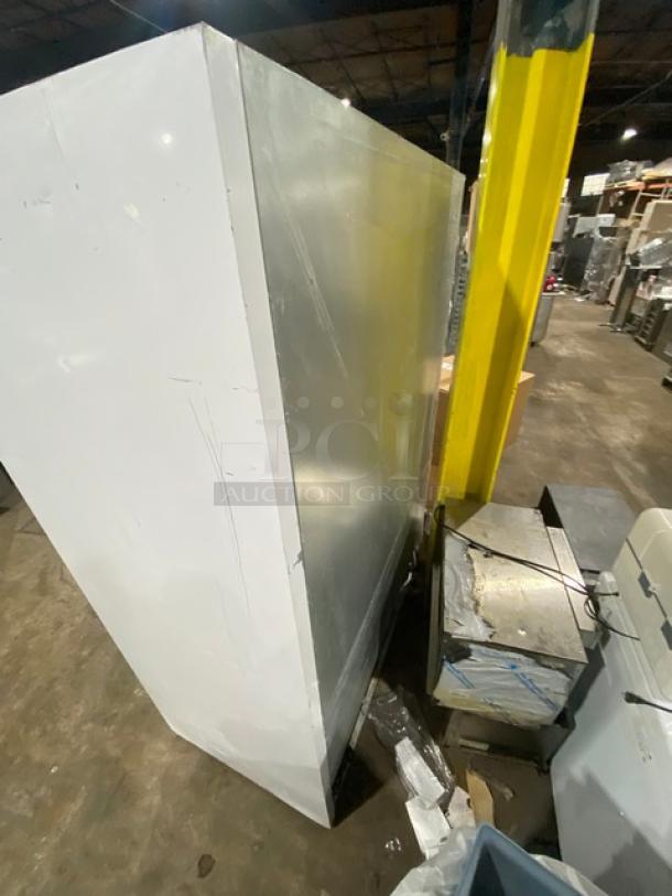 Everest Commercial White Double Glass Sliding Door Reach In Merchandiser Refrigerator! With Poly Coated Wire Racks! Model: EMGR48 SN: BMGR4806010028! 115V 1 Phase! - Image 4 of 8