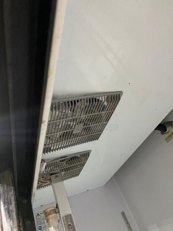 Everest Commercial White Double Glass Sliding Door Reach In Merchandiser Refrigerator! With Poly Coated Wire Racks! Model: EMGR48 SN: BMGR4806010028! 115V 1 Phase! - Image 6 of 8
