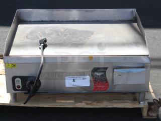BRAND NEW SCRATCH-N-DENT!	Vollrath 40716 Cayenne 24" Thermostatic Electric Griddle 220 Volts	13.6 Amps	1 Phase	3 Kilowatts. Serial: O16-00550990-026