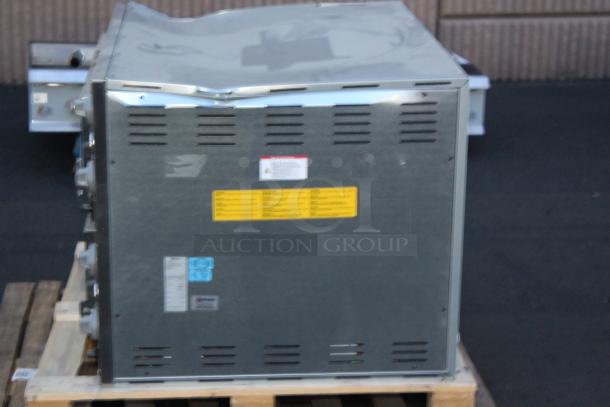 BRAND NEW SCRATCH-N-DENT!  Omcan 40636 Electric Countertop 27 5/8" Double Deck Entry Max Series Pizza Oven - 220V, 3 Phase, 11.2 kW.  SERIAL#0310554. IN WORKING ORDER. Unit is dented. - Image 3 of 7