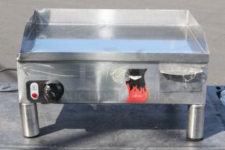 BRAND NEW SCRATCH-N-DENT! Vollrath 40716 Cayenne 24" Thermostatic Electric Griddle 220V. Serial N47-00541928-020