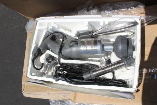 Robot Coupe CMP250 Combi Compact 10" Immersion Blender with 8" Whisk - 1/2 HP, 120 Volts, 2.3 Amps, 1 Phase, 310 Watts.