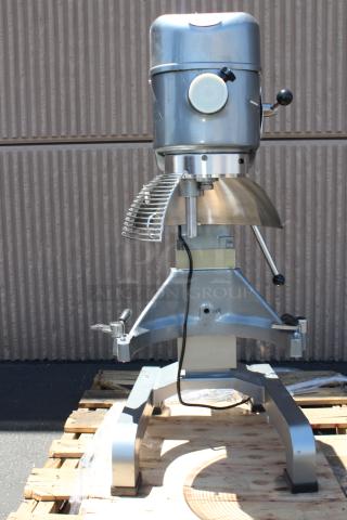BRAND NEW SCRATCH-N-DENT! Avantco MX40H 40 Qt. Planetary Floor Mixer with Guard & Standard Accessories - 240 Volts, 10 Amps, 1 Phase, 1,300 Watts, 2 hp. Serial Number: 28023324-177MX40H. Top of unit is cracked.