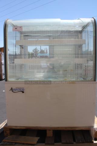 BRAND NEW SCRATCH-N-DENT! Avantco BC-36-HC 36" Curved Glass White Refrigerated Bakery Display Case, 115 Volts, 3.9 Amps, 1 Phase. Serial Number: 1523405230001. Glass is broken.