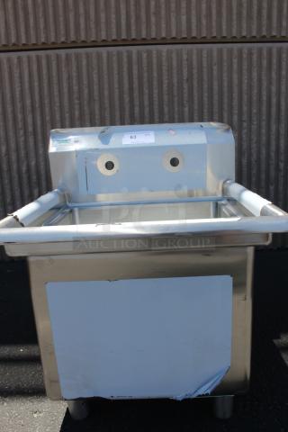 BRAND NEW SCRATCH-N-DENT! Regency 600S11818 23" 16-Gauge Stainless Steel One Compartment Commercial Sink with Stainless Steel Legs, without Drainboard - 18" x 18" x 14" Bowl, 7-1/4" Backsplash. Missing Crossbars.