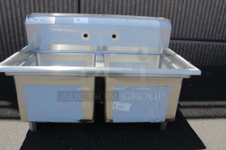 BRAND NEW SCRATCH-N-DENT! Regency 600S21717 41" 16-Gauge Stainless Steel Two Compartment Commercial Sink without Drainboards - 17" x 17" x 12" Bowls