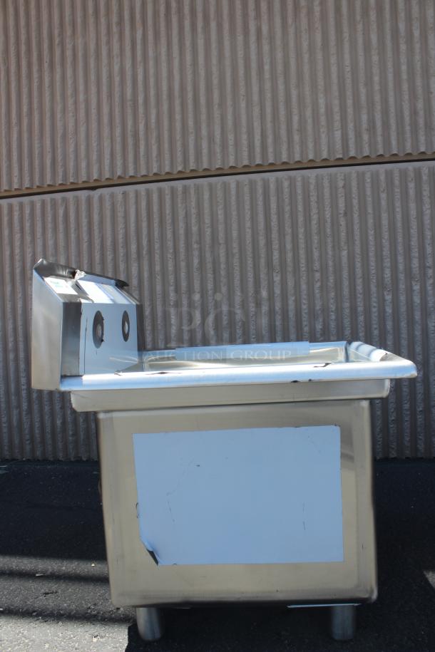 BRAND NEW SCRATCH-N-DENT! Regency 600S21717 41" 16-Gauge Stainless Steel Two Compartment Commercial Sink without Drainboards - 17" x 17" x 12" Bowls - Image 2 of 5