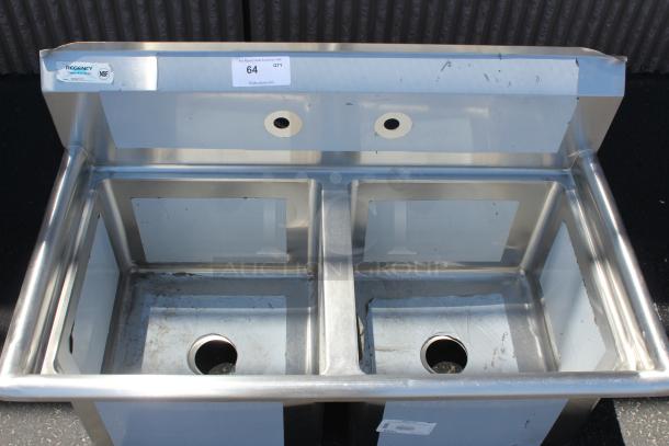 BRAND NEW SCRATCH-N-DENT! Regency 600S21717 41" 16-Gauge Stainless Steel Two Compartment Commercial Sink without Drainboards - 17" x 17" x 12" Bowls - Image 3 of 5