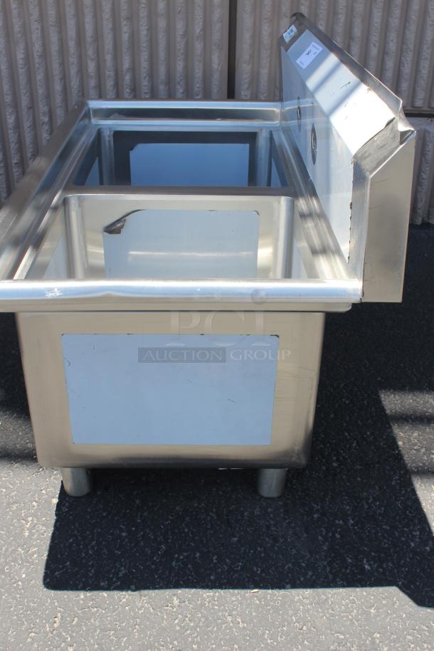 BRAND NEW SCRATCH-N-DENT! Regency 600S21717 41" 16-Gauge Stainless Steel Two Compartment Commercial Sink without Drainboards - 17" x 17" x 12" Bowls - Image 4 of 5