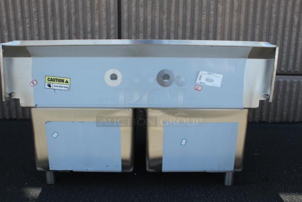 BRAND NEW SCRATCH-N-DENT! Regency 600S21717 41" 16-Gauge Stainless Steel Two Compartment Commercial Sink without Drainboards - 17" x 17" x 12" Bowls - Image 5 of 5