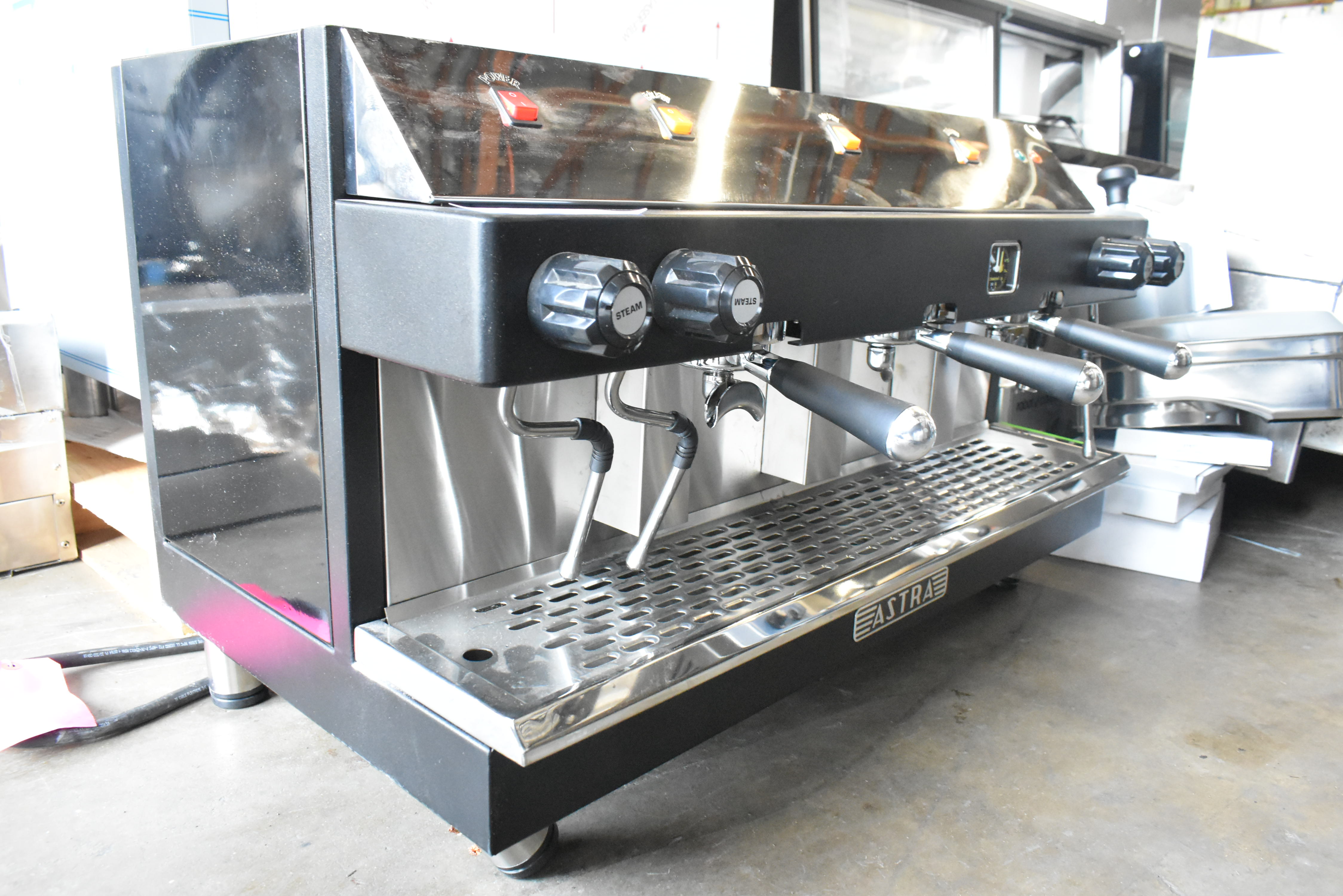 Semi-automatic espresso machine with classic controls