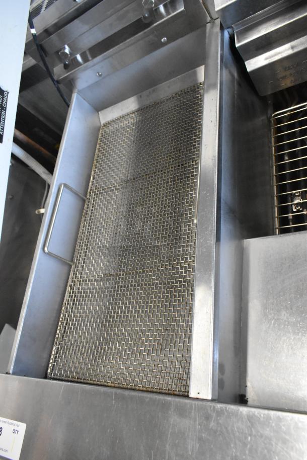 2019 Pitco Frialator SE14 stainless steel 2 bay fryer. Includes SEBNB14 left dumping station, Hatco warming strip, filtration system.