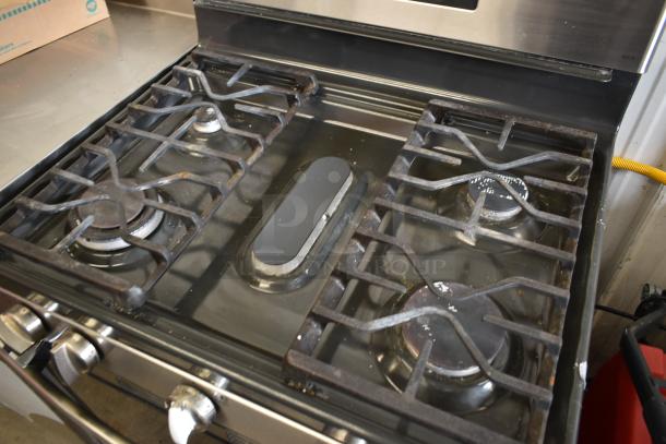 General Electric GE PGB935YP1FS Stainless Steel Natural or Propane Gas Powered 4 Burner Range w/ Convection Oven. - Image 5 of 12
