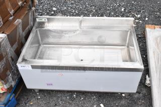 BRAND NEW SCRATCH AND DENT! Regency 600IB2136C7 21" x 36" Underbar Ice Bin with 7 Circuit Post-Mix Cold Plate and Bottle Holders. No Legs.