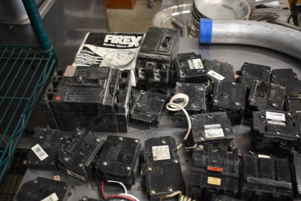 ALL ONE MONEY! Lot of Siemens B220 Circuit Breakers. - Image 8 of 10