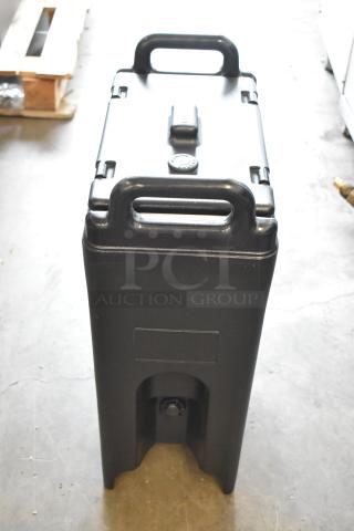 BRAND NEW SCRATCH AND DENT! Cambro 500LCDPL110 Camtainers® 4.75 Gallon Black Insulated Soup Carrier