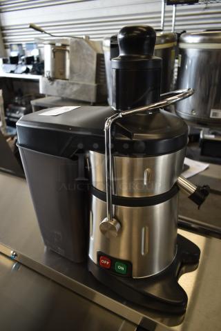 BRAND NEW SCRATCH AND DENT! AvaMix 928JE700 JE700 Continuous Feed Juice Extractor with Pulp Ejection. 120 Volts, 1 Phase.