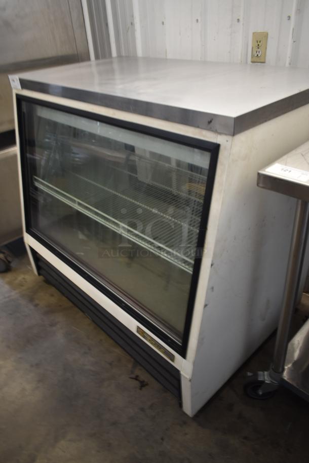True TSID-48-2L Metal Commercial Floor Style Deli Display Case Merchandiser. 115 Volts, 1 Phase. Tested and Powers On But Does Not Get Cold - Image 2 of 7