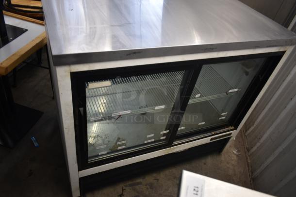 True TSID-48-2L Metal Commercial Floor Style Deli Display Case Merchandiser. 115 Volts, 1 Phase. Tested and Powers On But Does Not Get Cold - Image 4 of 7