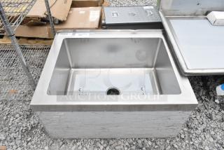 BRAND NEW SCRATCH AND DENT! Steelton 522MS202812 28" x 20" x 12" 16 Gauge 304 Stainless Steel One Compartment Floor Mop Sink