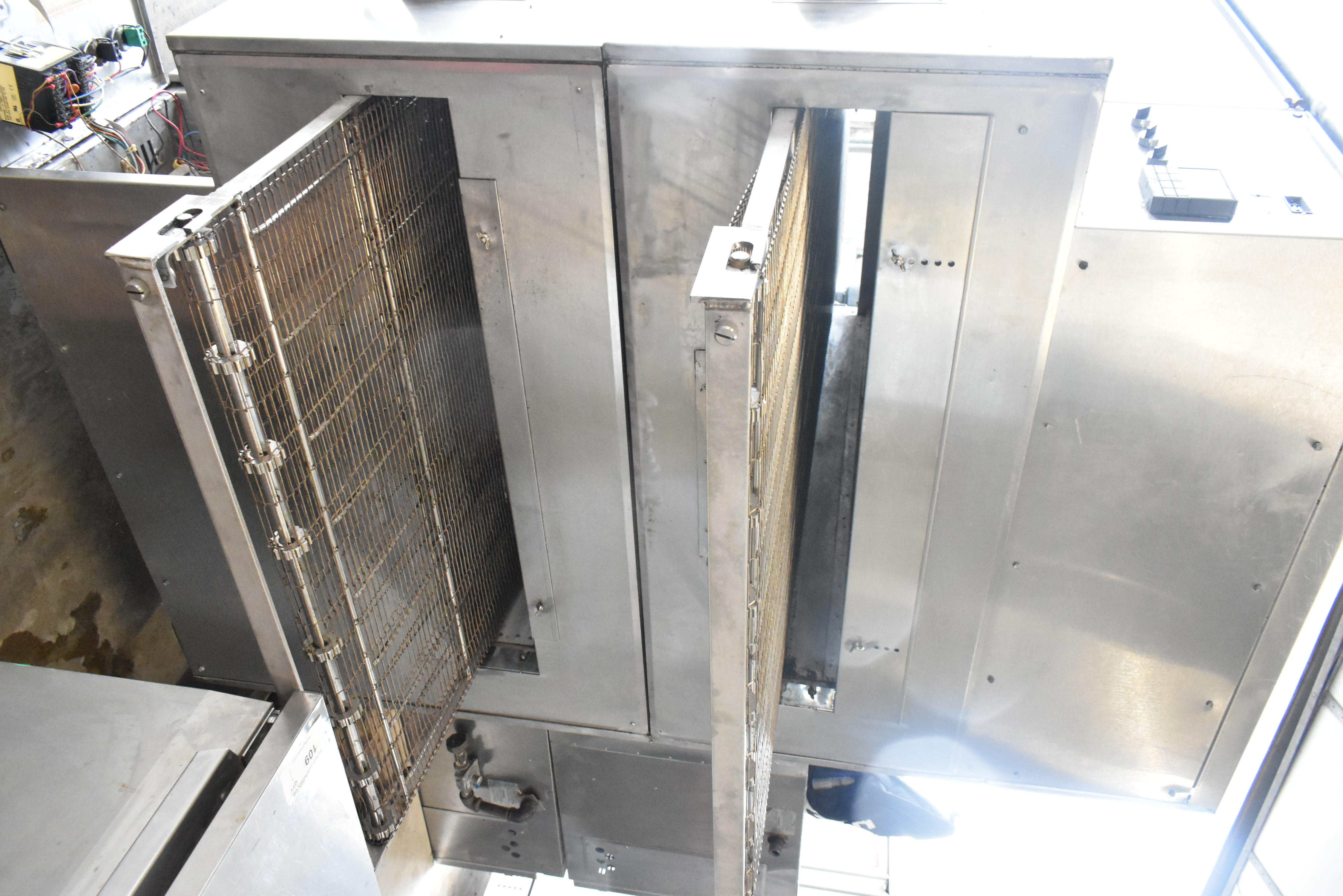 Middleby Marshall conveyor pizza oven showing continuous belt operation system