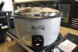 BRAND NEW SCRATCH AND DENT! Avantco 177RCB124 124 Cup (62 Cup Raw) Electric Rice Cooker / Warmer with Removable Lid. 240 Volts, 1 Phase.