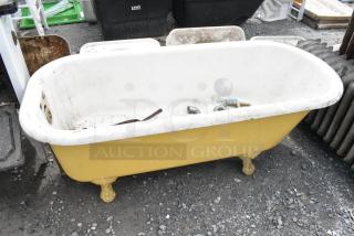 White Claw Foot Tub / Bathtub.