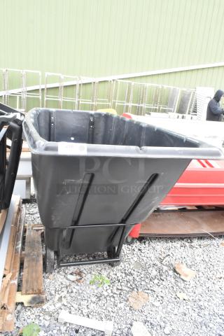 BRAND NEW SCRATCH AND DENT! Lavex 475AG153TBBK 1.5 cu yd Tilt Truck.