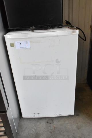 General Electric GE GMR04AAMBWW Mini Cooler. 115 Volts, 1 Phase.