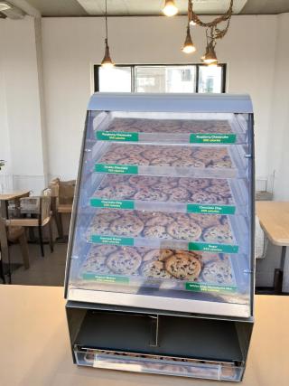 Excellent Condition Cookie Display Case – Nemco 6490-SUBA – 26"H x 18"W x 14"D – NSF Certified