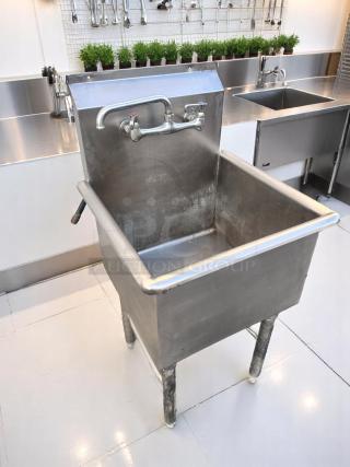Excellent Condition One-Compartment Stainless Steel Sink – 24"x24"x43" – With Faucet & Drain – Fully Tested & Cleaned!