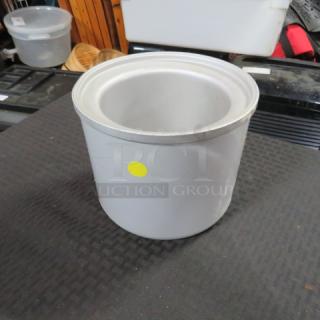 2 Quart Refrigerator Bucket. 3XBID