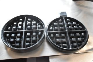 BRAND NEW SCRATCH AND DENT! Carnival King 382WBMGRID Waffle Grid - 2/Set