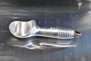 BRAND NEW SCRATCH AND DENT! Vollrath Metal Scooper